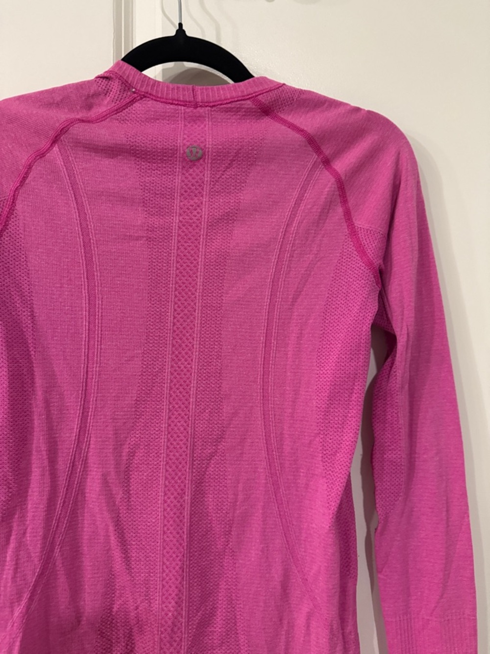 Lightly worn lululemon Women's Long-Sleeve Seamless Active Top - Hot Pink size 4 - Picture 12 of 13